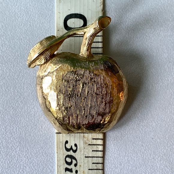 Les Bernard Inc Vintage Goldtone Apple Brooch - Picture 5 of 7